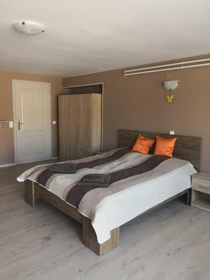 Berc Apartman Эгерсалок Экстерьер фото